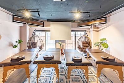 施術ベッドは4台ご用意しております✨レンタルサロンとしてご利用いただくのはもちろん、生徒さんを集めてのワークショップや勉強会も開催可能です✨ - シェアスペースYURIKAGO日本橋の室内の写真