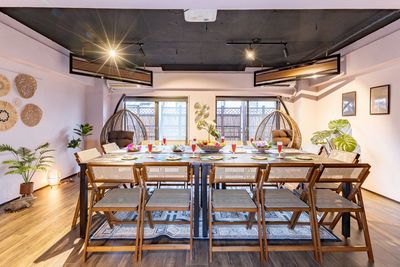 ダイニングテーブル4脚をひとつに繋げると、10人〜14人にちょうど良い大きなテーブルになります✨懇親会にぜひ - シェアスペースYURIKAGO日本橋の室内の写真