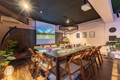 85インチスクリーン完備✨セミナー・講義や会議はもちろん、⚽️スポーツ観戦や🎥映画等もお楽しみいただけます。 - シェアスペースYURIKAGO日本橋の室内の写真