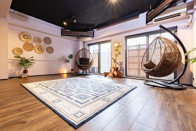 テーブルも椅子も収納すれば、広々とご利用いただけます✨カーペットを退かすとお部屋の中央にコンセントの差し込み穴も4口ございます🔌 - シェアスペースYURIKAGO日本橋の室内の写真