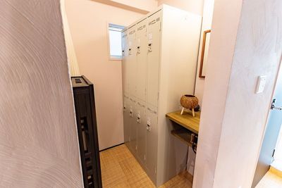ロッカールーム完備しております。お着替えや貴重品の収納にもお使いいただけます。鏡も設置してありますので、退室前の身だしなみチェックも万全です✨ - シェアスペースYURIKAGO日本橋の設備の写真