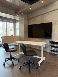 70インチのモニター！Wi-FiでミラーリングOK！ - 株式会社01大阪支店 美容セミナー向けメゾネットタイプのレンタルスタジオ！の設備の写真