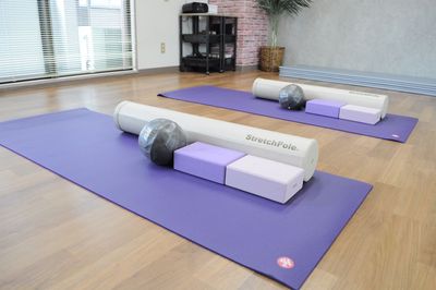 パーソナル対応ヨガマット2枚、ストレッチポールを導入しました。 - STUDIO ROZE  (スタジオロゼ) 池袋店 池袋 安い お洒落な レンタルスペース レンタルスタジオ の室内の写真