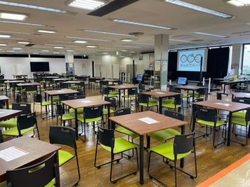 ステージ上手後方 - みんなでパークの室内の写真