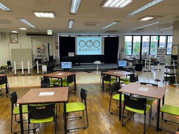 ステージ正面 - みんなでパークの室内の写真