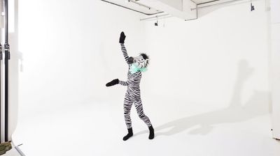 天井が高くトップライトも打てます。人物のポートレートやルックなどの全身撮影にもピッタリ。白ホリゾントが綺麗に保たれているのでレタッチの苦労も軽減できます。 - 天高３m！新宿エリア「スタジオゼブラ」白ホリゾントの撮影スタジオ 撮影スタジオの設備の写真