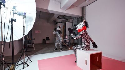 背景紙は８色を常設。スタジオゼブラでは撮影ごとに新品の紙をご用意しております。セッティングにご不安のある方はお気軽にご相談ください！ - 天高３m！新宿エリア「スタジオゼブラ」白ホリゾントの撮影スタジオ 撮影スタジオの設備の写真