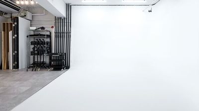 ホリゾントの右手側から見た室内。こちらからの引きは最大６m。３面Ｒ構造なので、斜めから狙うとより広い画角で撮影ができます。 - 天高３m！新宿エリア「スタジオゼブラ」白ホリゾントの撮影スタジオ 撮影スタジオの室内の写真