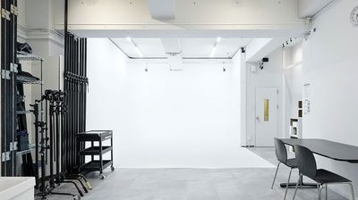 室内の横幅は最大６mで、引きは９m取れます。リーズナブルでありながらゆとりのある空間です。 - 天高３m！新宿エリア「スタジオゼブラ」白ホリゾントの撮影スタジオ 撮影スタジオの室内の写真