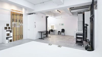 ホリゾント内から見たスタジオ内の様子です。スタジオ奥にはカーテンで覆うことのできるメイクスペース・更衣スペースがあります。 - 天高３m！新宿エリア「スタジオゼブラ」白ホリゾントの撮影スタジオ 撮影スタジオの室内の写真