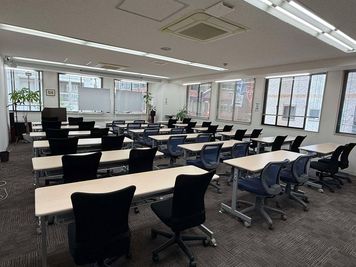 着席36名会議室 - 日本橋人形町「シェア」 バーチャルオフィス・貸会議室「貸切（会議室Ｓ+会議室Ｂ）」の室内の写真