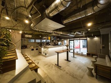 セミナ・イベントスペース OVER COFFEE HUB 1F カフェの室内の写真