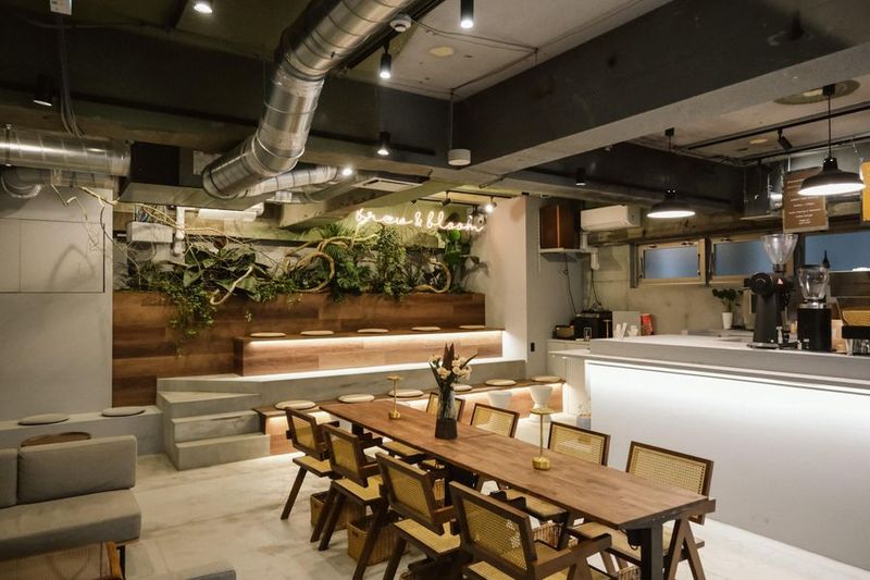 OVER COFFEE HUB 1F カフェ - セミナ・イベントスペース