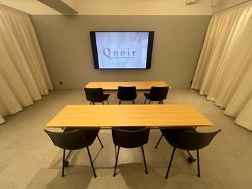 長テーブル2台、
椅子14脚無料レンタル可能
（上記に加えて、さらに椅子・テーブル追加は追加オプション） - Qnoir青山 【モニター/長机/椅子あり】セミナー・イベント・ワークショップの室内の写真