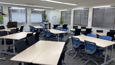 テーブルの配置変えでグループワークに最適！ - 日本橋人形町「シェア」 バーチャルオフィス・貸会議室「会議室Ｂ」の室内の写真