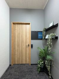 入口横掲示スペースあります。
※A4サイズ１枚分をクリップ止めでご使用いただけます。お帰りの際には必ず掲示を外してください。 - リスペース東京日本橋の入口の写真