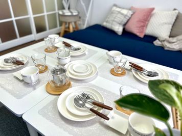 現在のお部屋はこたつ使用です。
お写真に有るテーブルは有りません。
こたつのみです。 - 岡大裏レンタルスペースの室内の写真