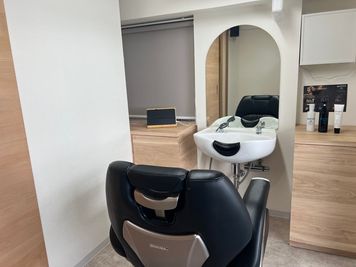 【地下鉄金山駅①番出口より徒歩2分♪】駅近完全個室NO.1　内装工事したばかりで綺麗な隠れ家的なヘアサロンです✨ - セジュール金山