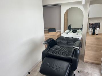 椅子を回転するとバックシャンプーも可能！！ - セジュール金山 【人気完全個室NO.1】理美容室レンタルスペース　！！好評です！の室内の写真