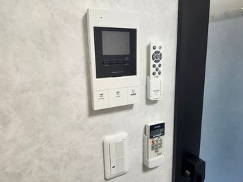 冷暖房完備、オートロック付、Wi-Fiも無料です！ - URI OFFICE URI OFFICE 408号室（ゆったり広めの作業スペース）の室内の写真
