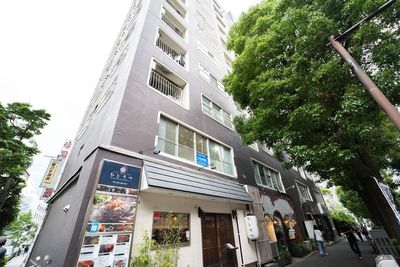 マリーゴールド元町　チョコレート色レンガタイル貼りのレトロな建物です - レンタルスタジオPalette 元町中華街店 レンタルスタジオPalette元町中華街店の外観の写真