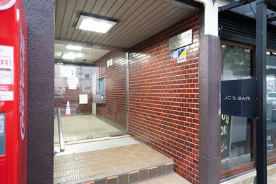 建物入り口。そのまま入り、階段で2階へ - レンタルスタジオPalette 元町中華街店 レンタルスタジオPalette元町中華街店の外観の写真