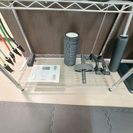 フォームローラー、アブローラー、プッシュアップバー、体重計、アンカーのスピーカーなど - MIYAZAKI GYM大井町店 完全個室のレンタルジムの設備の写真