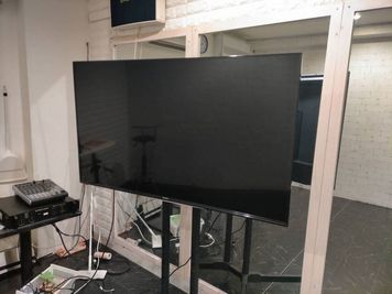 55インチの大型モニター設置！ダンスの振り付け確認などにご利用下さい - LANDダンススタジオ ダンス練習に最適なレンタルスタジオの設備の写真