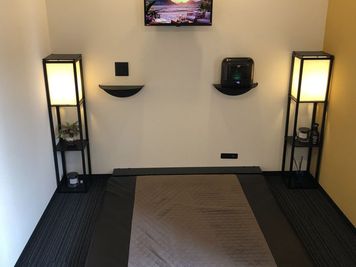 タイ古式マッサージ含むフラット施術専用をご用意しました！　特注マット　幅1300　縦2000とゆったり厚みも100と施術もお客様も快適なマットレスです - 札幌｜G-Studio　JTBS 札幌 南 店 レンタルサロン 【G-Studio】ジースタジオの室内の写真