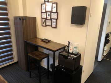 ハイカウンター完備　お茶を飲んだり作業したりできます - 札幌｜G-Studio　JTBS 札幌 南 店 レンタルサロン 【G-Studio】ジースタジオの室内の写真