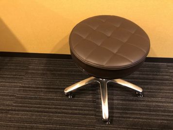 クッションスツール (ビニールレザー) ブラウン - 札幌｜G-Studio　JTBS 札幌 南 店 レンタルサロン 【G-Studio】ジースタジオの設備の写真