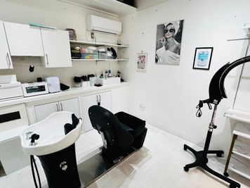 最新のバックシャンプーやパーマ機材、美容室に必用なものは全てあります。 - Private art gallery 薬院駅側1Fフロアまるごとプライベート美容室　最新の機材導入の室内の写真