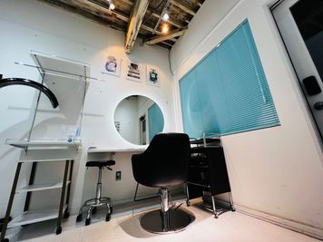Private art gallery 薬院駅側1Fフロアまるごとプライベート美容室　最新の機材導入の室内の写真
