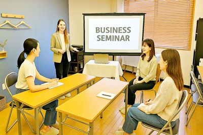 高崎のレンタルサロンcarima 高崎市のレンタル撮影スタジオ｜carima高崎｜会議、セミナーにの室内の写真