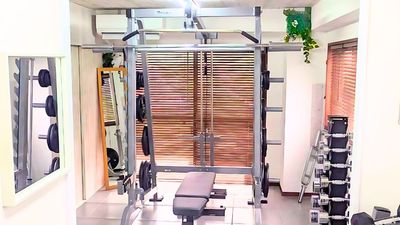マルチラック、スミスマシンとしても使えます - レンタルジムAll day gym千歳烏山店 All Day Gym世田谷 千歳烏山店の室内の写真