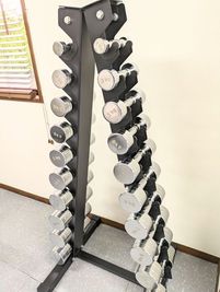 ダンベルは固定式で30kgまで - レンタルジムAll day gym世田谷 千歳烏山店 All Day Gym世田谷 千歳烏山店の設備の写真