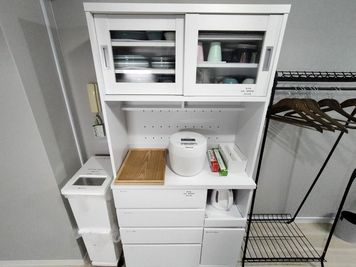 食器棚、食器類は６名分まで - ロアールビル ロアール六甲道3Bの室内の写真