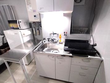 ２口IHコンロ、キッチンカウンター - ロアールビル ロアール六甲道3Bの設備の写真