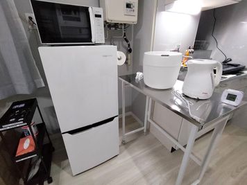 電子レンジ、冷蔵庫、ケトル、炊飯器 - ロアールビル ロアール六甲道3Bの設備の写真