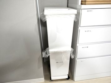飲食物に限りゴミ処理無料、必ず要分別 - ロアールビル ロアール六甲道3Bの設備の写真