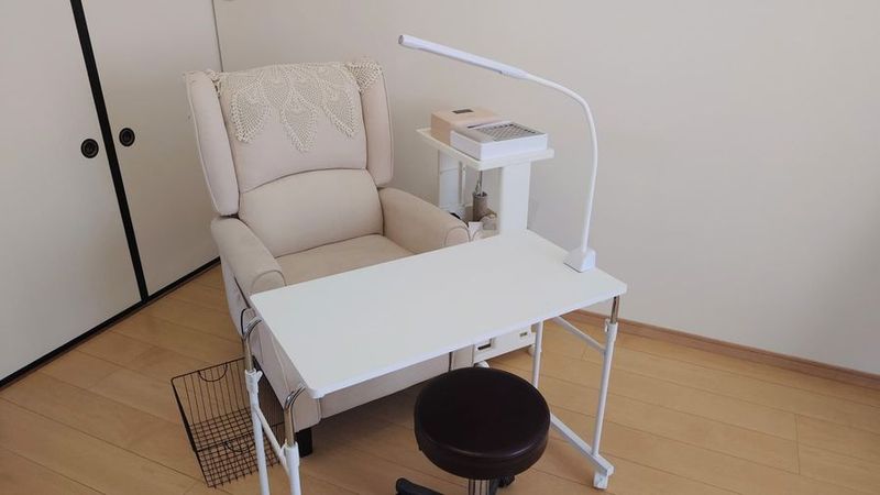 お洒落な空間でゆっくり施術できます！ - minoriba_各務原店 レンタルサロン　ネイルスペース2の室内の写真