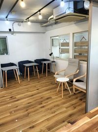 ゆったりとくつろげるスペースを用意しております。 - EASE CAFE コワーキングスペース　イベントスペースの室内の写真