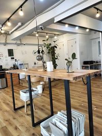 立ちながらの仕事、たまに行われる異文化交流会で役立つスタンディングデスクです。 - EASE CAFE コワーキングスペース　イベントスペースの室内の写真