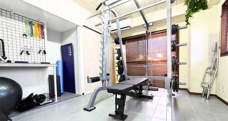 スミスマシン兼ハーフラック、ケーブルマシン - レンタルジムAll day gym千歳烏山店 All Day Gym世田谷 千歳烏山店の室内の写真