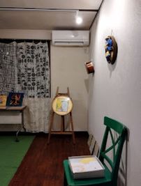 ギャラリー雪月花ゆづか　 一軒屋2階洋室10畳　スポットライト･ピクチャーレール有　の室内の写真