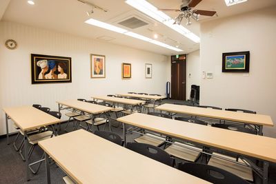 シンプルな内装でビジネスでの会議・セミナー利用に人気のフリールーム - ショップ＆ギャラリーサムシング