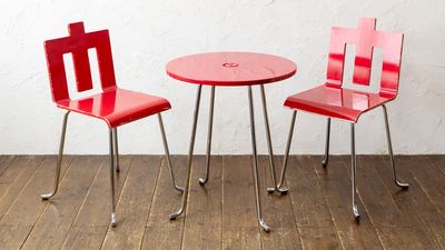赤いテーブルと椅子のセット - 神楽坂スタジオ レンタル撮影スタジオの設備の写真