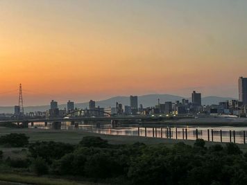 夕焼けの空に淀川..
この景色を見るためにスペースを予約してみてはいかがでしょうか。 - 【THEATER淀川】 十三駅徒歩5分｜女子会｜ホムパ｜設備充実｜夜景🌃淀川 [76]のその他の写真