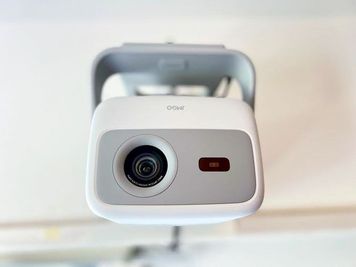 天井吊りのプロジェクターで面倒な画面調整は必要なし。 - 【THEATER淀川】 十三駅徒歩5分｜女子会｜ホムパ｜設備充実｜夜景🌃淀川 [76]の設備の写真