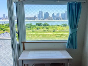 昼間の晴れた日は爽やかな緑と澄んだ空が窓いっぱいに広がります。 - 【THEATER淀川】 十三駅徒歩5分｜女子会｜ホムパ｜設備充実｜夜景🌃淀川 [76]の室内の写真